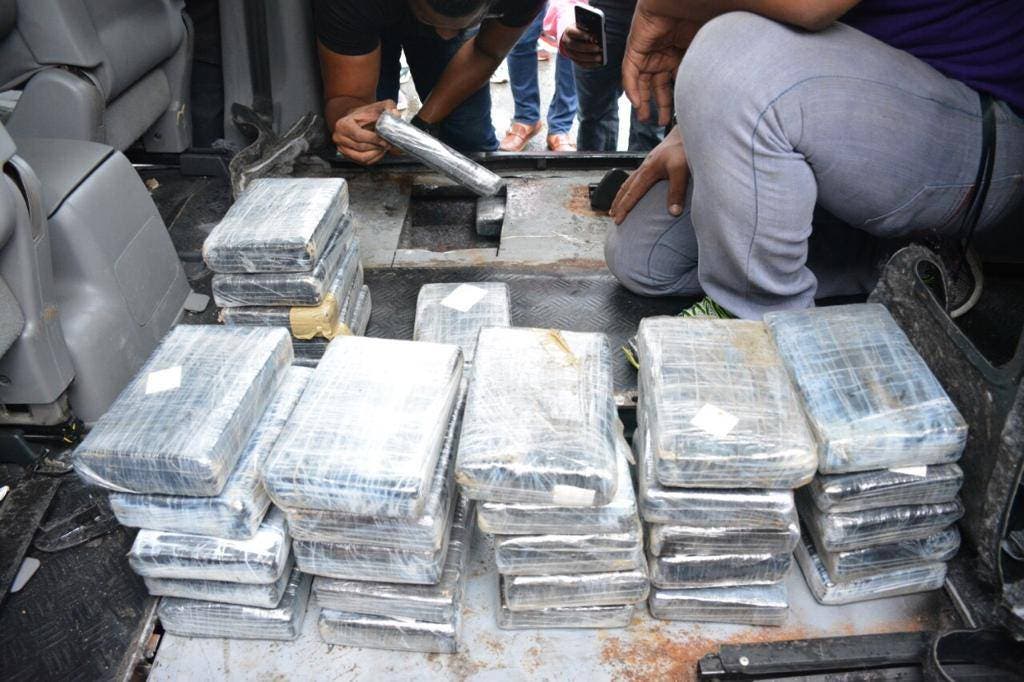 Hombre llevaba 91 kilos de cocaína debajo de los asientos traseros de vehículo en la provincia Duarte