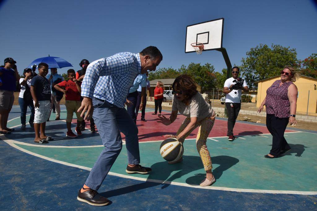 Video: Así juega baloncesto la embajadora de EE. UU. en el país, Robin S. Bernstein