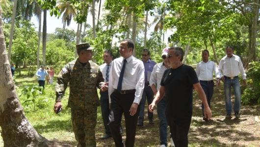 El ministro de Educación visitó instalaciones de escuela ecológica “Bayacú” que construirá Ricardo Montaner en Samaná