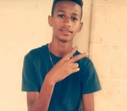 Adolescente de 13 años muere al recibir disparo en la cabeza tras detenerse a ver un pleito en La Romana