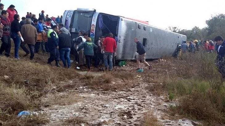 Argentina: 13 muertos y 40 heridos en vuelco de autobús que trasladaba a jubilados