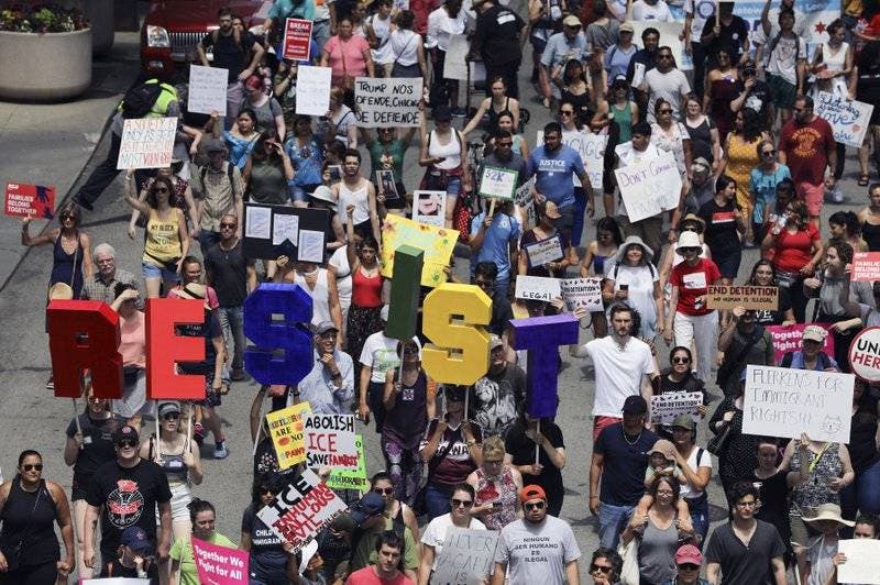Miles de manifestantes toman las calles del centro de Chicago para protestar contra las políticas migratorias de Donald Trump