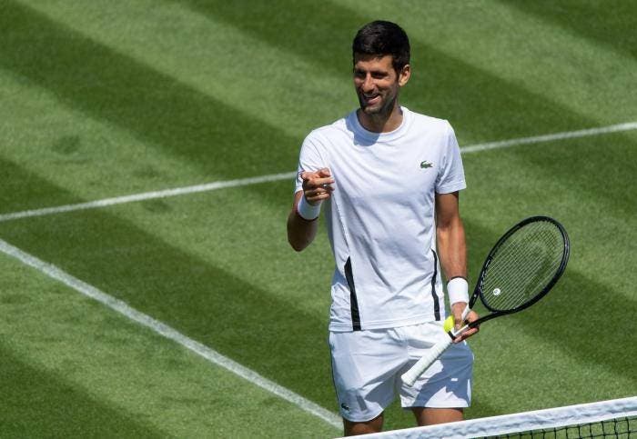 Novak Djokovic gana en sets seguidos y avanza en Wimbledon