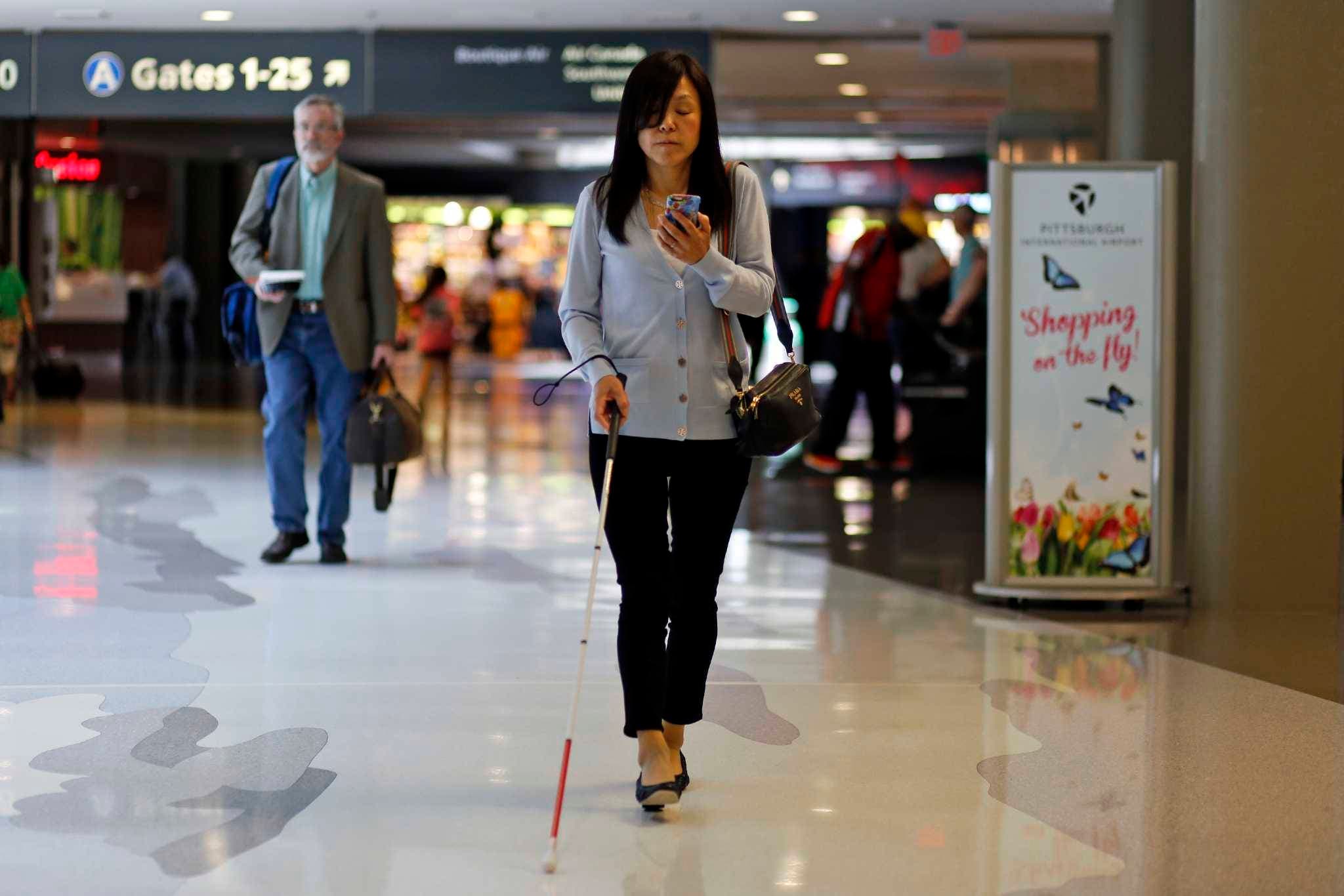 Desarrollan app para asistir a invidentes en aeropuertos