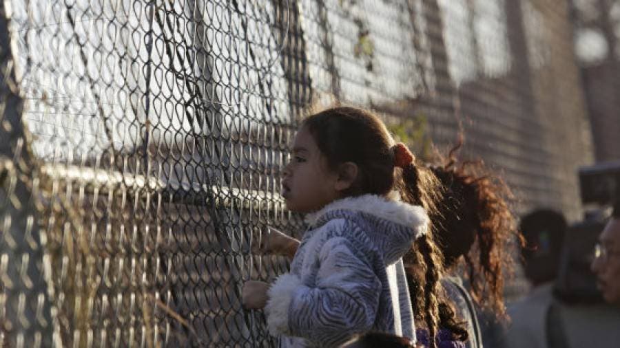 EEUU: Más de 900 niños migrantes separados de familias