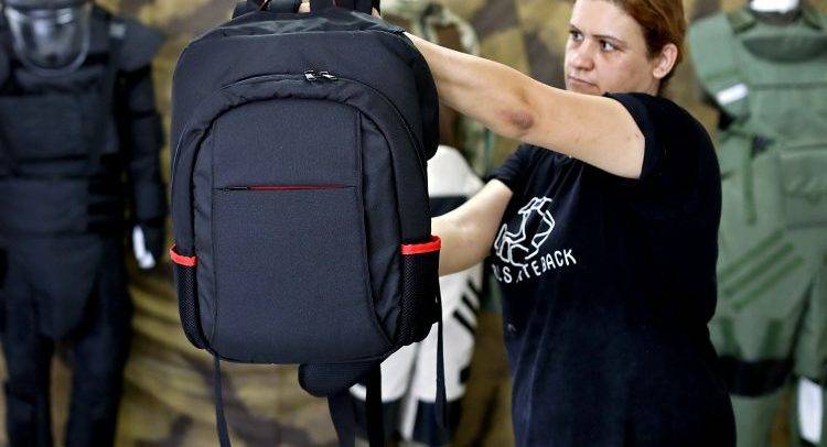 EEUU: Tiroteos impulsan venta de mochilas blindadas