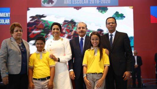 El presidente deja iniciado nuevo año escolar en Santiago y entrega centro de educación especial