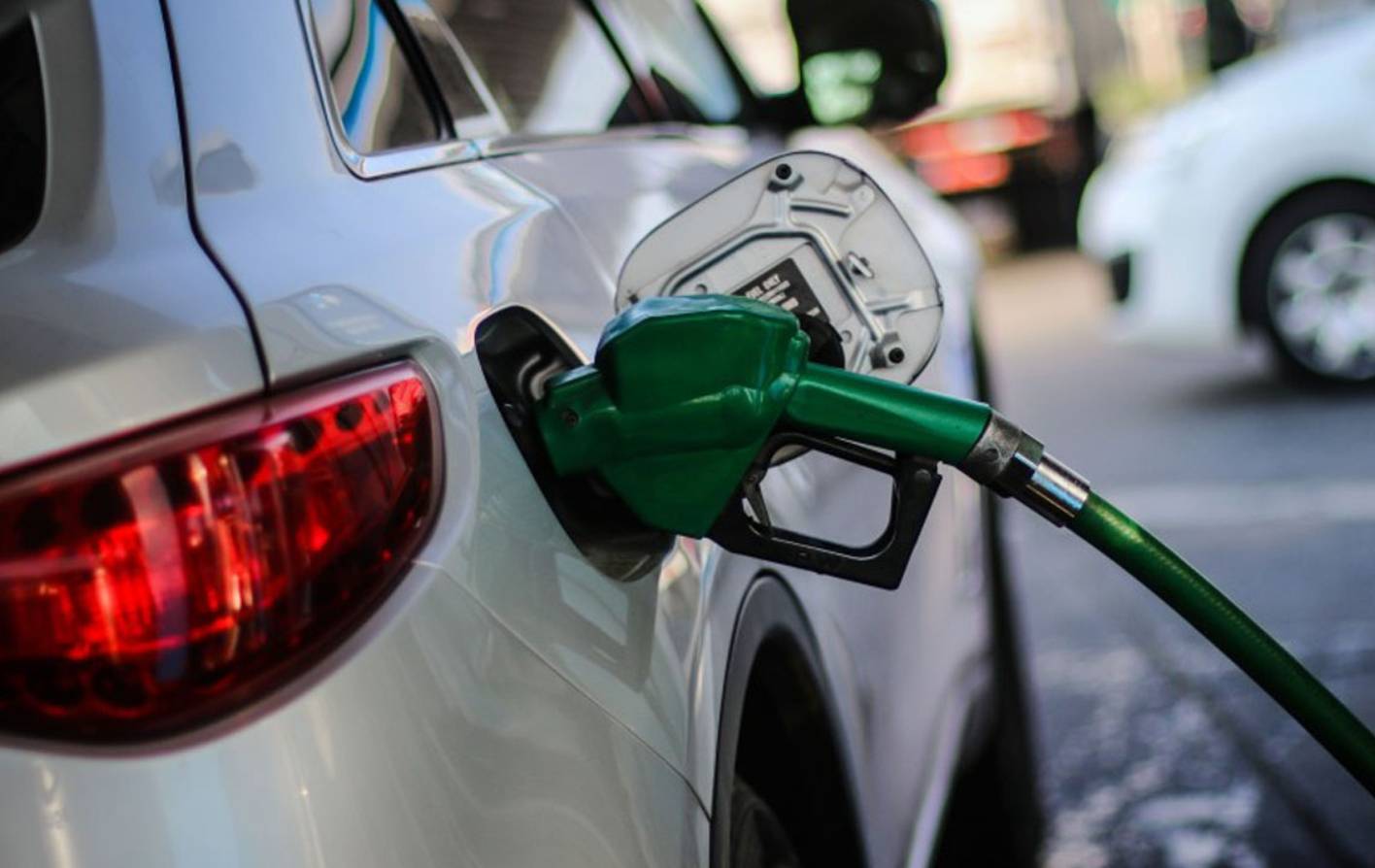 Mayoría de los combustibles bajan ligeramente de precios