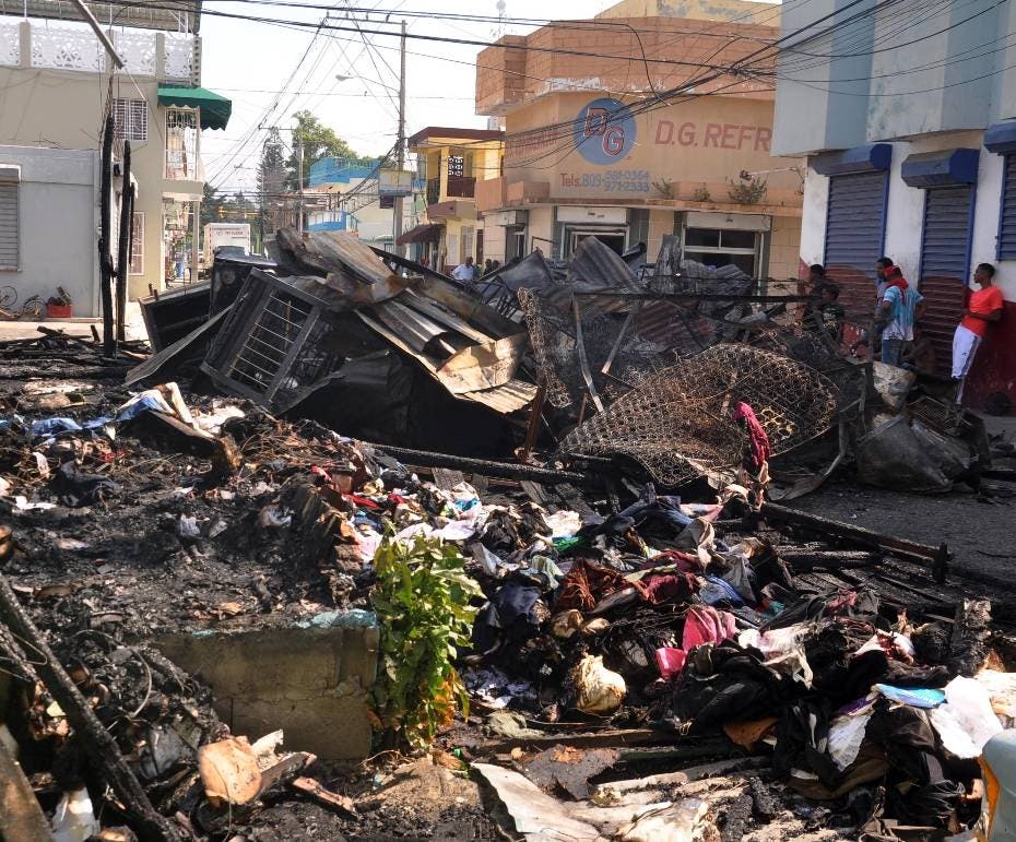 Incendio Destruye Negocios Y Dos Viviendas Santiago