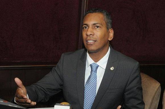 Acusa a Gobierno de permitir a Gonzalo Castillo traer dominicanos del exterior para que saque ventaja política