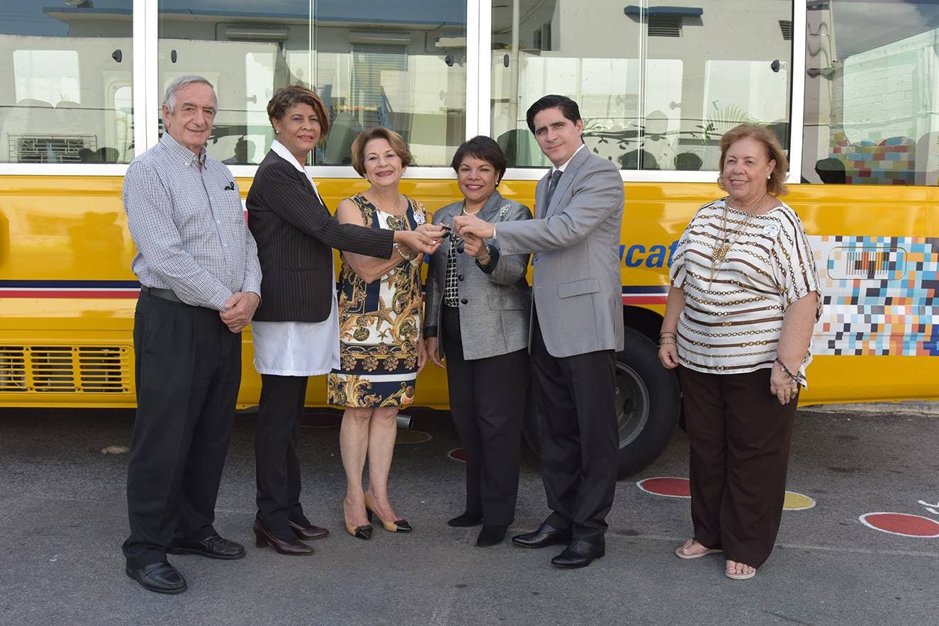 Estudiantes de la Escuela Nacional para Sordos reciben con júbilo autobús gestionado por Cándida Montilla de Medina
