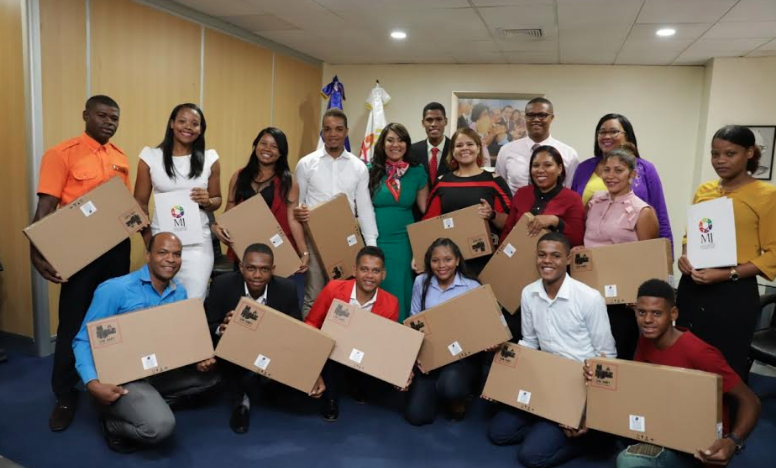 Entregan 257 laptops y becas a ganadores y finalistas del Premio Nacional de la Juventud