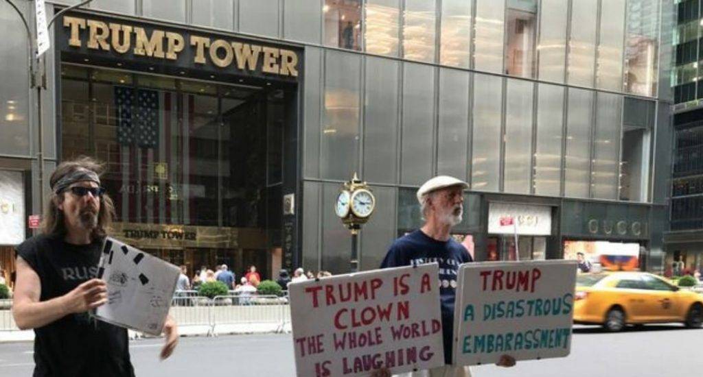 Neoyorquinos piden frente a la Torre Trump crear la avenida Barack Obama