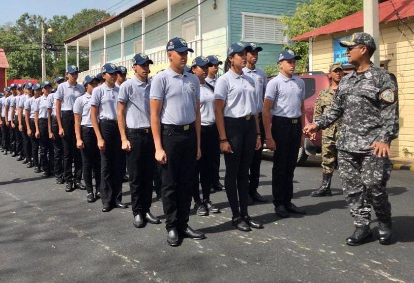 95 juveniles se gradúan en Policía Comunitaria San José de las Matas