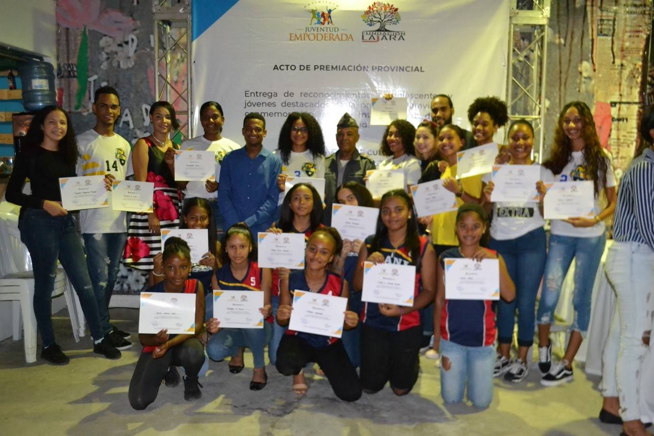 Fundación Lajara y Movimiento Juventud Empoderada reconocen a 180 jóvenes de Peravia
