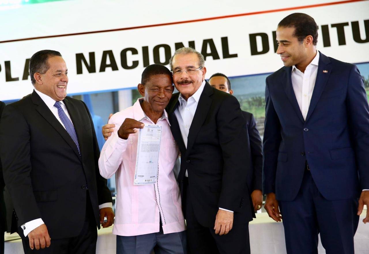 Fotos: Danilo Medina entrega 300 títulos definitivos a familias de San Juan