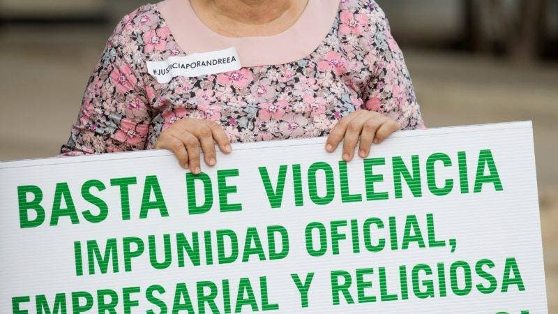 Decenas de dominicanos protestan contra los feminicidios ante Procuraduría