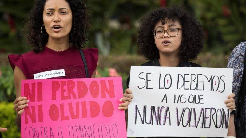 Decenas de dominicanos protestan contra los feminicidios ante Procuraduría