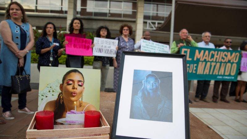 Decenas de dominicanos protestan contra los feminicidios ante Procuraduría