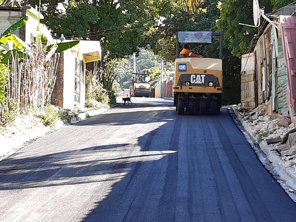 Obras Públicas inicia asfaltado de las calles del barrio Casandra en Barahona