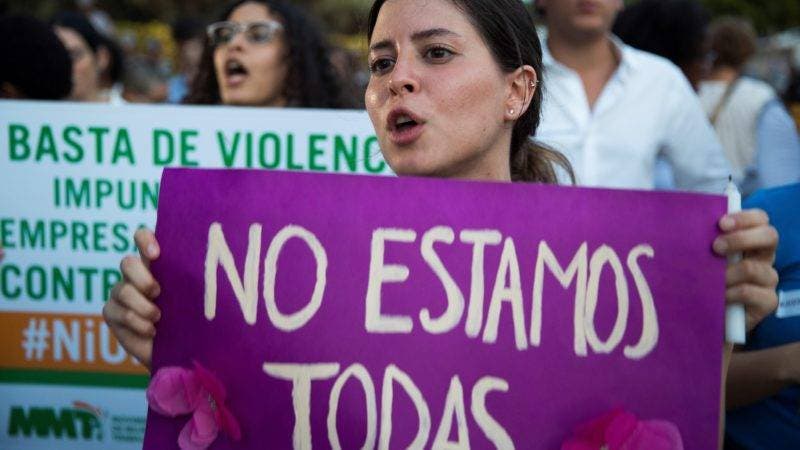 Decenas de dominicanos protestan contra los feminicidios ante Procuraduría