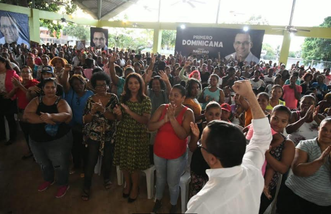 Navarro recibe respaldo de cientos de mujeres en Santo Domingo Este