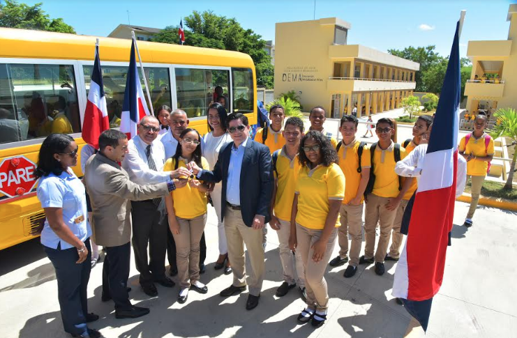 Minerd entrega autobús al Politécnico Julio Alberto Hernández en Santiago