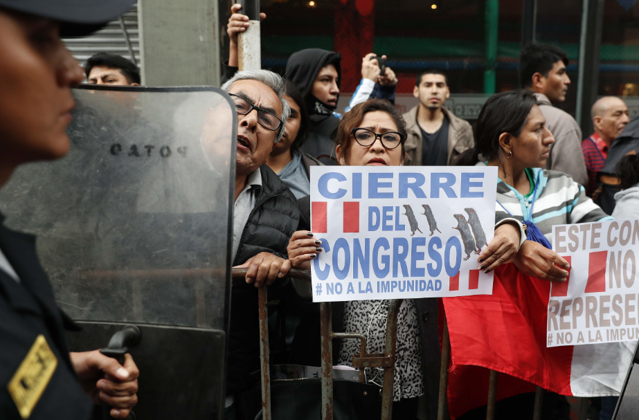 Presidente de Perú  cierra el Congreso; le responden con pedido de vacancia presidencial
