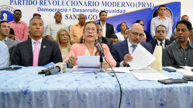 El PRM mediante una rueda de prensa denunció males sociales. Al centro Rosa Santos presidenta provincial del PRM en Santiago. Hoy/ Wilson Aracena.