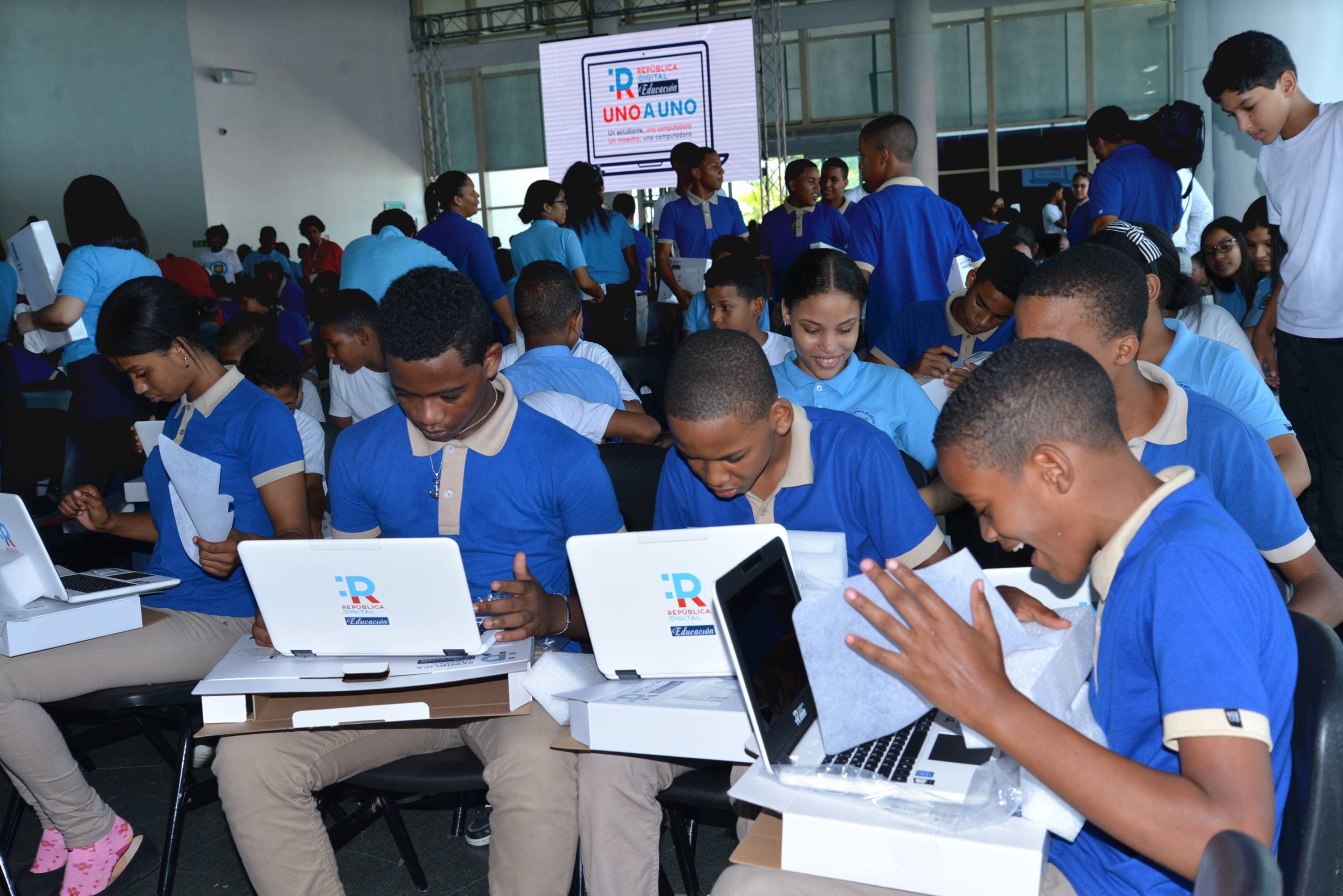 Ministro de Educación participa en entrega de 22 mil laptops a estudiantes de Secundaria