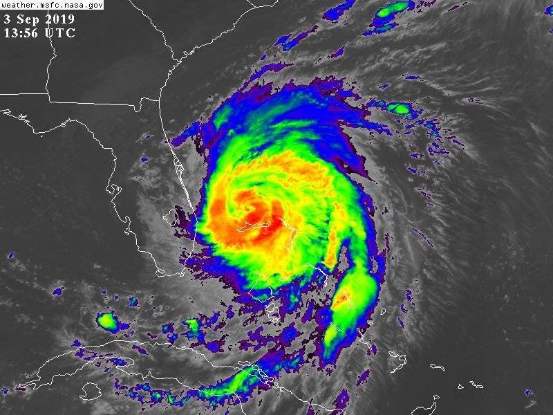 Video: Dorian se debilita a huracán de categoría 3 y sigue azotando Bahamas mientras permanece casi estático sobre la isla