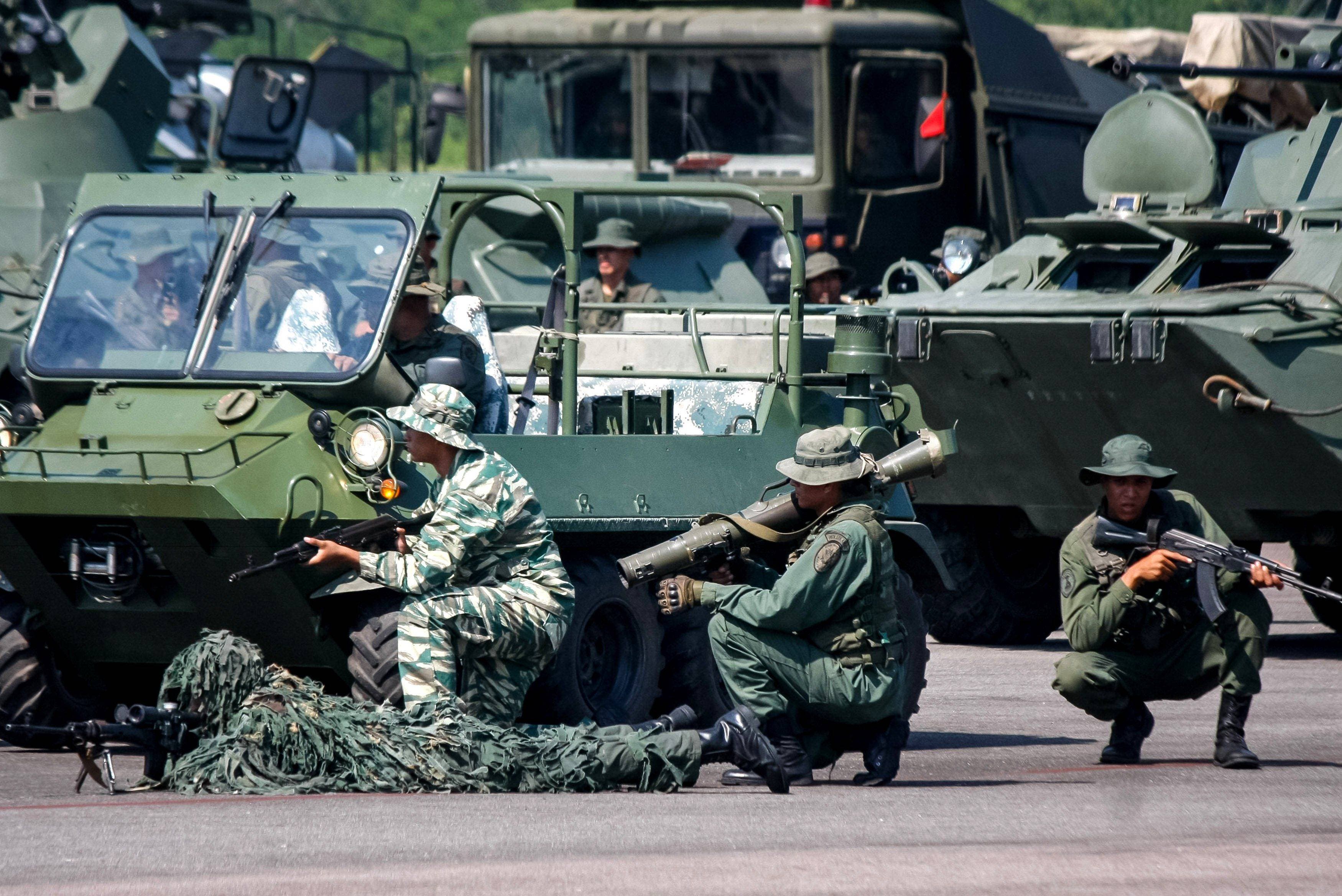 FOTOS: ¡Crece la tensión! Venezuela inicia ejercicio militar al desplegar tropa en frontera con Colombia