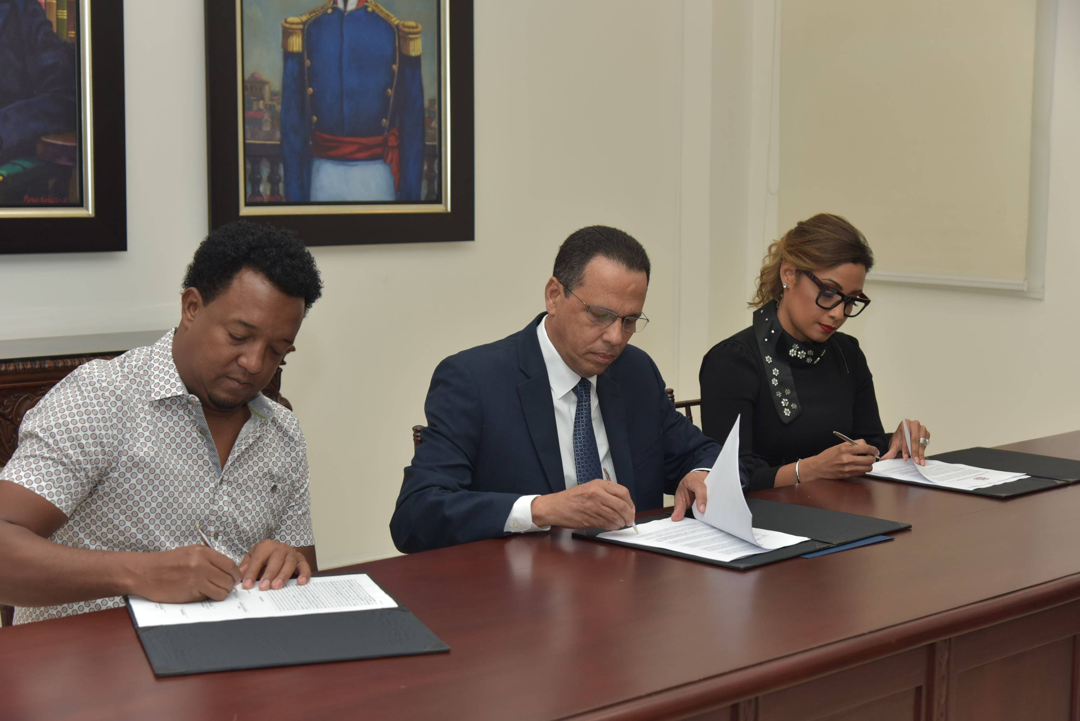 Ministerio de Educación y la Fundación Pedro Martínez firman acuerdo para construir la Ciudad Deportiva Escolar