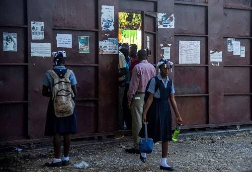 Los alumnos vuelven a clase en Haití con problemas por la falta de gasolina