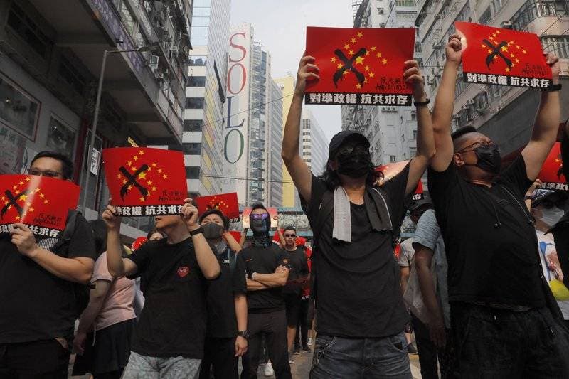La Policía de Hong Kong emplea gases lacrimógenos en una nueva protesta, antes del Día Nacional de China