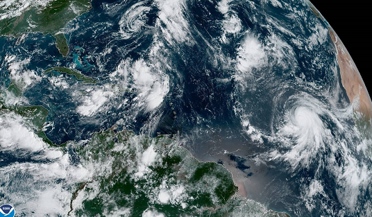 Huracán Lorenzo alcanza categoría 4 en el Atlántico