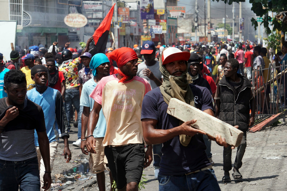 Crisis en Haití: Con machetes y palos, miles marchan hacia residencia del presidente Jovenel Moise