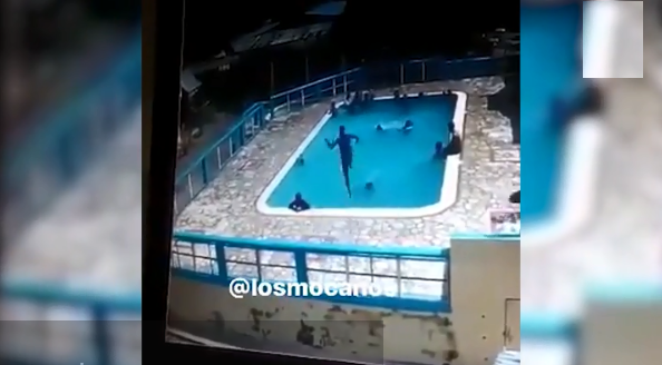 Crueldad: Video muestra cómo hombre lanzó  joven a piscina y luego se le colocó encima hasta ahogarla