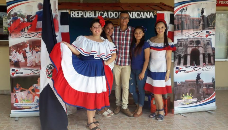 Embajador dominicano en Panamá felicita a estudiantes por pabellón en el Día Mundial del Turismo