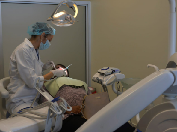  Hospital Reynaldo Almánzar brinda atención integral a usuarias de unidad odontológica