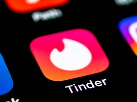 Tinder, la app que convirtió en un juego el buscar pareja, cumple de 10 años