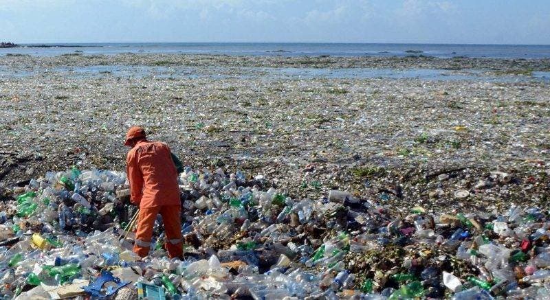Mar Caribe con marea de plastico y basura proviniente del rio Ozama. Jorge Gonzalez