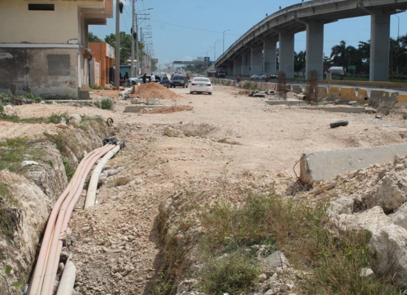 Con una impresionante acumulación de polvo, grietas y múltiples problemas se encuentra paralizada la marginal norte de la Autopista las Américas justo en la entrada del aéreo puerto internacional de las Américas; dicha obra fue paralizada hace más de dos años y medios sin que hasta hora el ministerio de obras públicas haya ordenado su reanudación. Muchos empresarios, comerciantes, están al grito con esta paralización ya que las perdidas han sido cuantiosas y la salud ha estado deteriorando a los munícipes y transeúntes del área. Fuente externa 23/10/2019