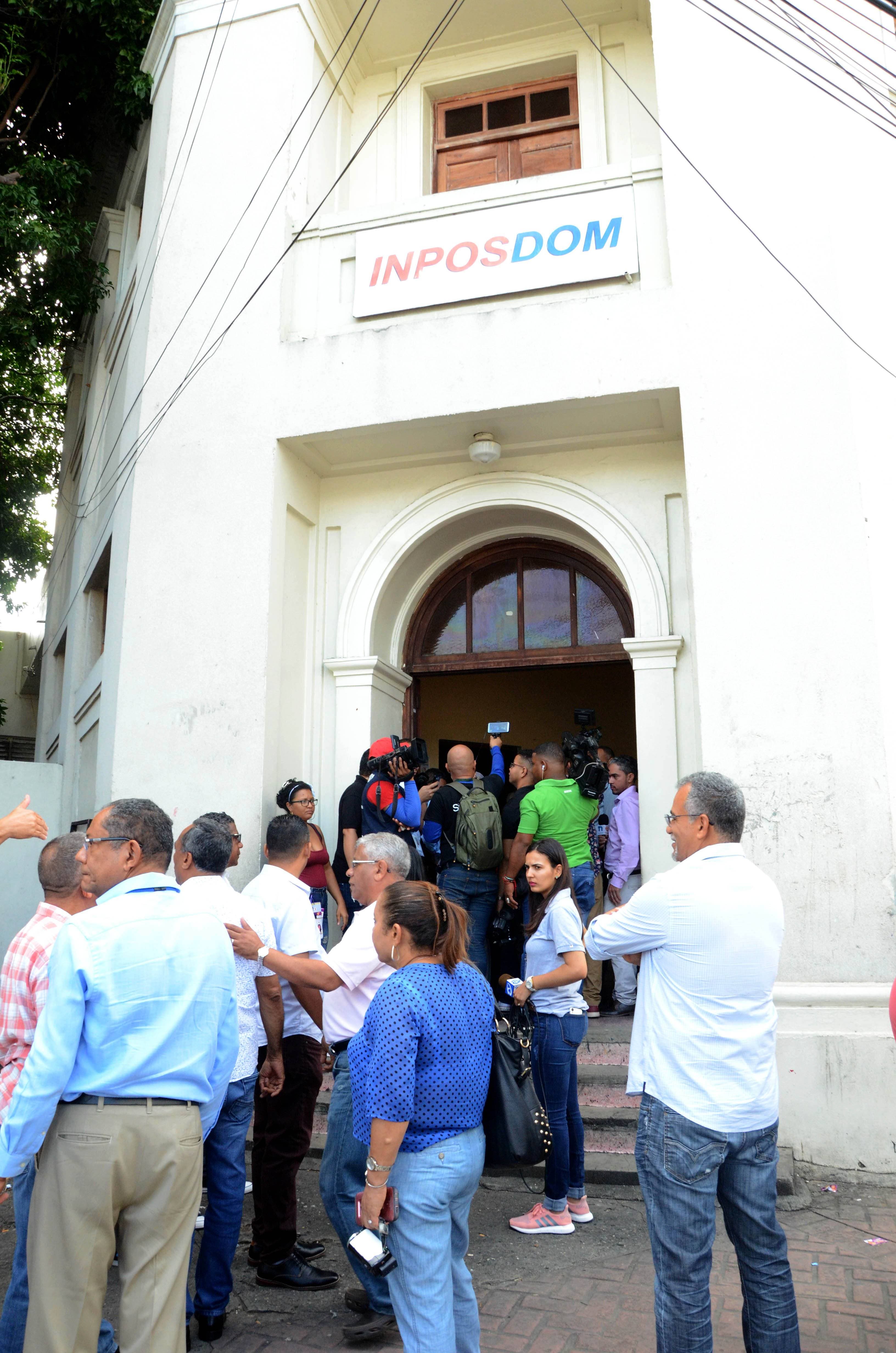 Primarias simultáneas: En Santiago y Moca impiden acceso de la prensa a los recintos electorales