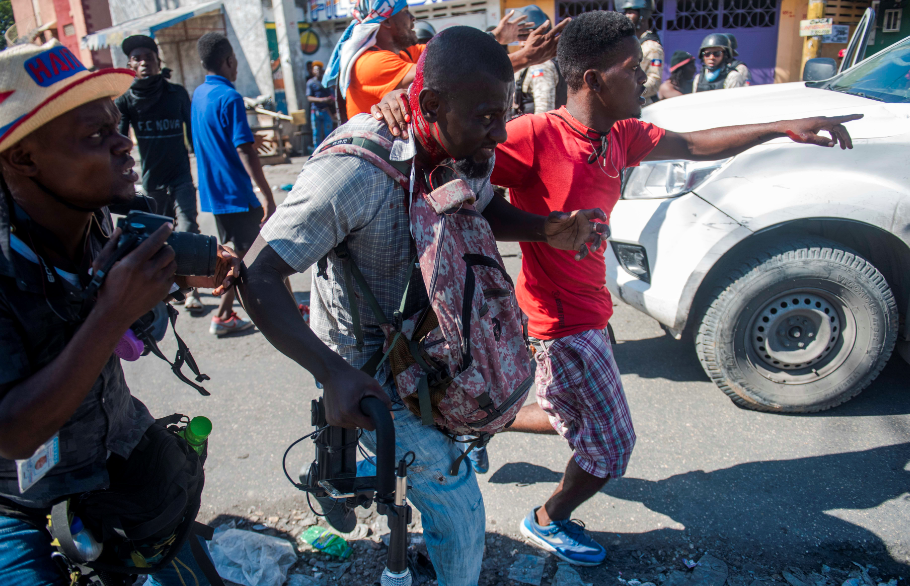 Se refugió en una banca de lotería, pero fue lapidado hasta la muerte por manifestantes en Haití