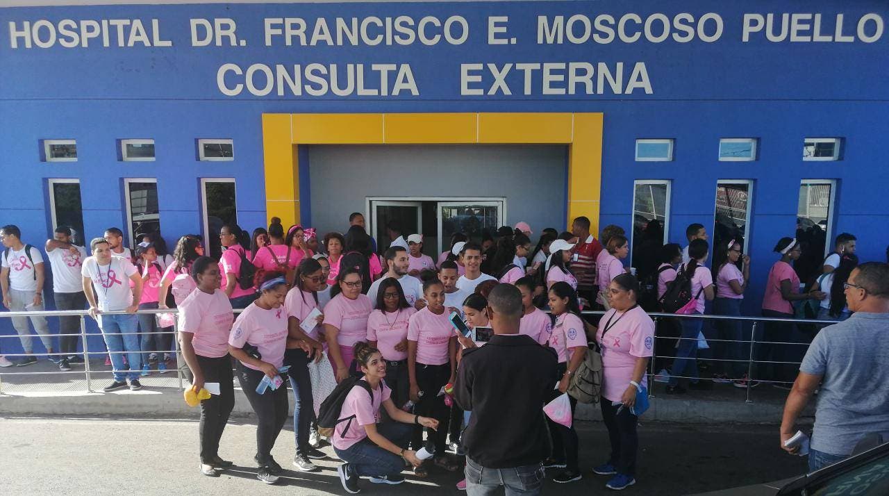 Hospital Moscoso Puello orienta a miles de ciudadanos sobre el cáncer de mama