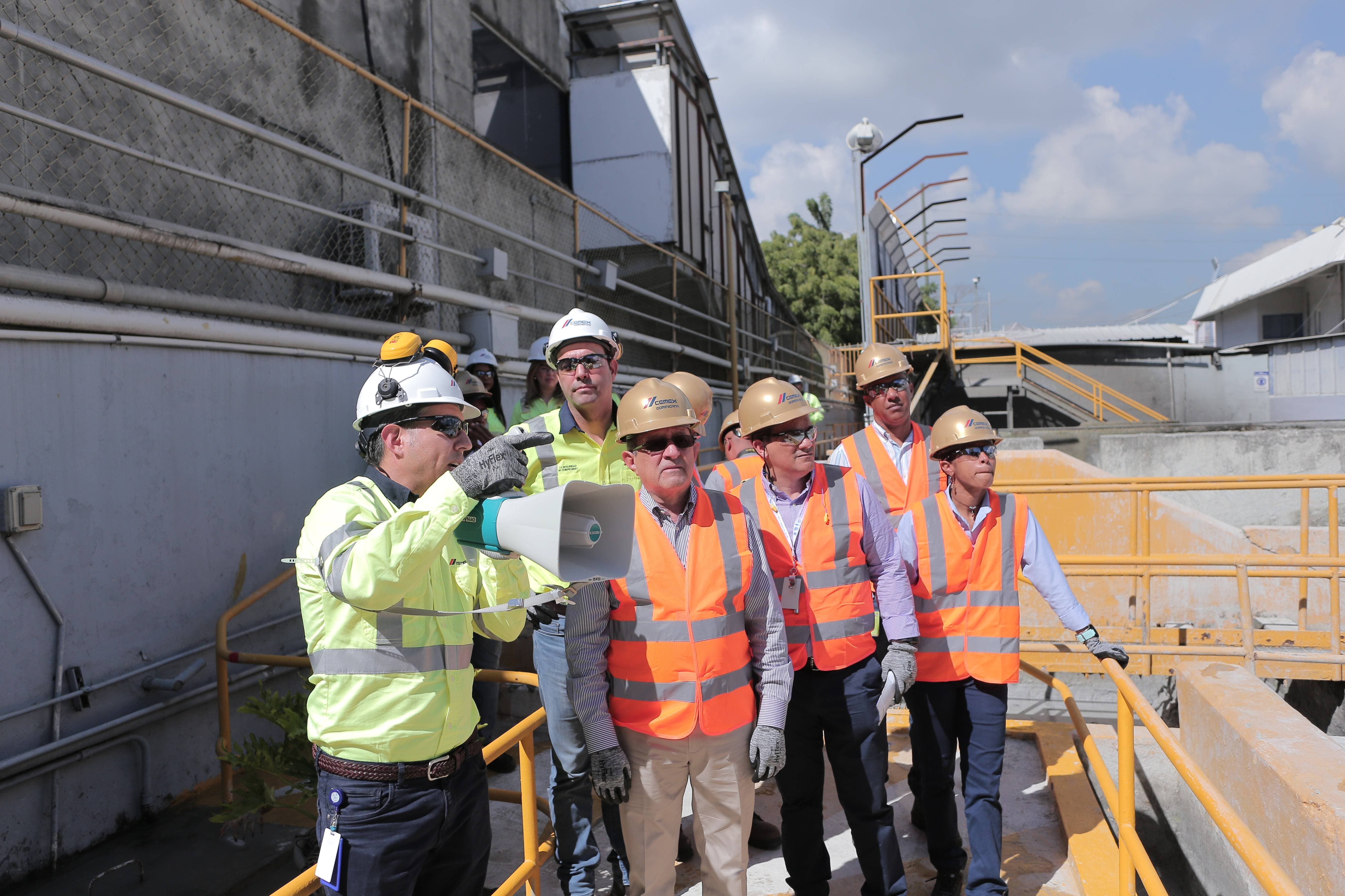 Ministro de Medio Ambiente visita planta de concreto de Cemex Dominicana