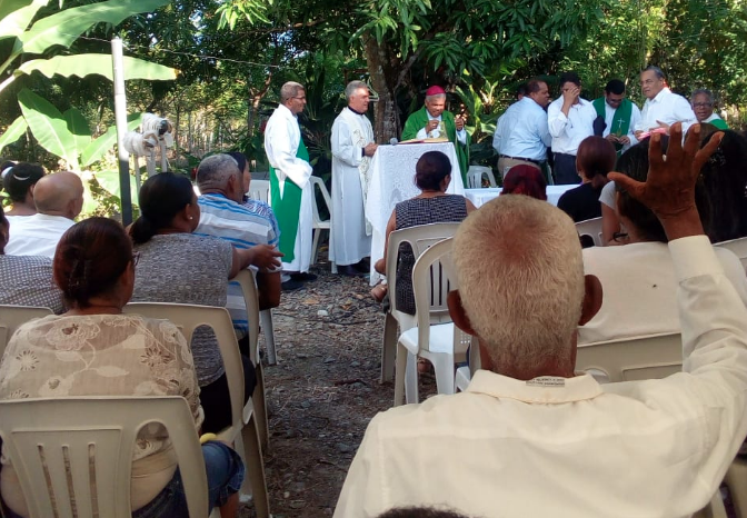 Monseñor Francisco Ozoria oficia misa a agricultor fallecido en Miches
