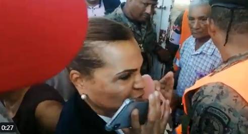 Video: «No me hagan llamar a Palacio», pide Sonia Mateo durante incidente con coronel porque la empujaron