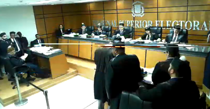 Jueces del TSE se retiran a deliberar sobre incidente plantea incompetencia del tribunal